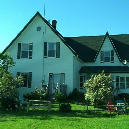 Lovely Green Gable Home Miscouche Exterior photo