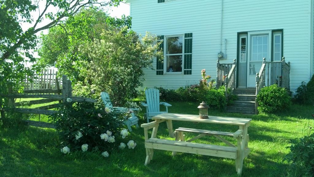 Lovely Green Gable Home Miscouche Exterior photo