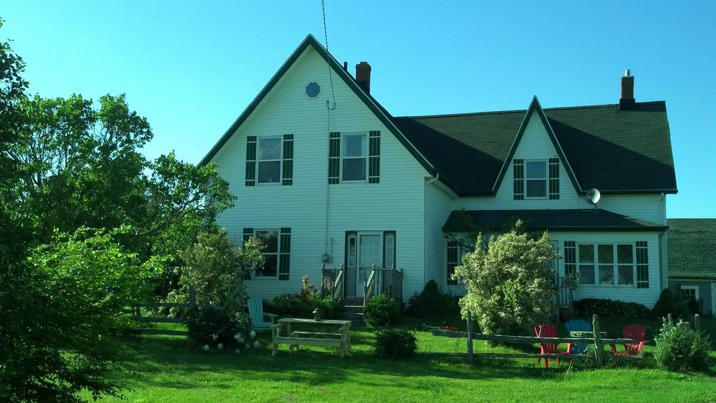 Lovely Green Gable Home Miscouche Exterior photo