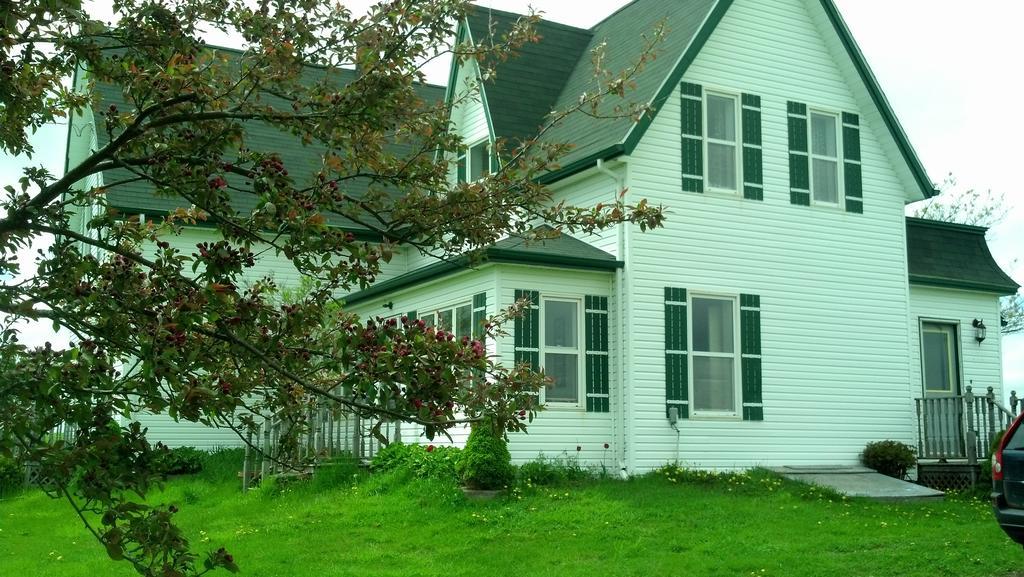 Lovely Green Gable Home Miscouche Exterior photo