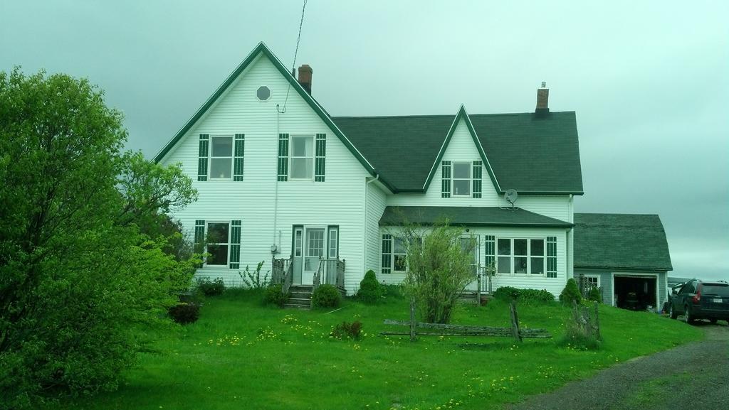 Lovely Green Gable Home Miscouche Exterior photo