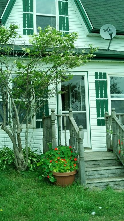 Lovely Green Gable Home Miscouche Exterior photo