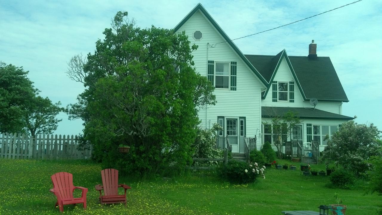 Lovely Green Gable Home Miscouche Exterior photo