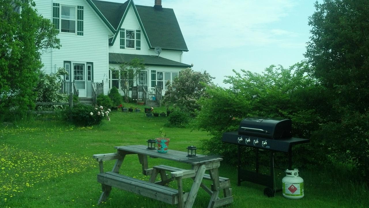 Lovely Green Gable Home Miscouche Exterior photo