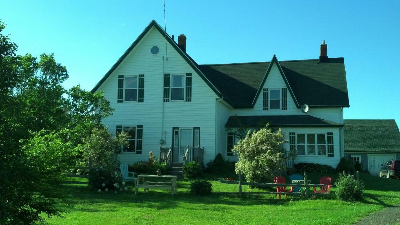 Lovely Green Gable Home Miscouche Exterior photo