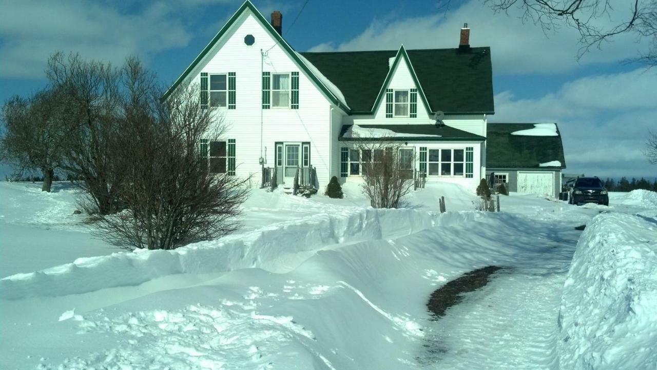 Lovely Green Gable Home Miscouche Exterior photo